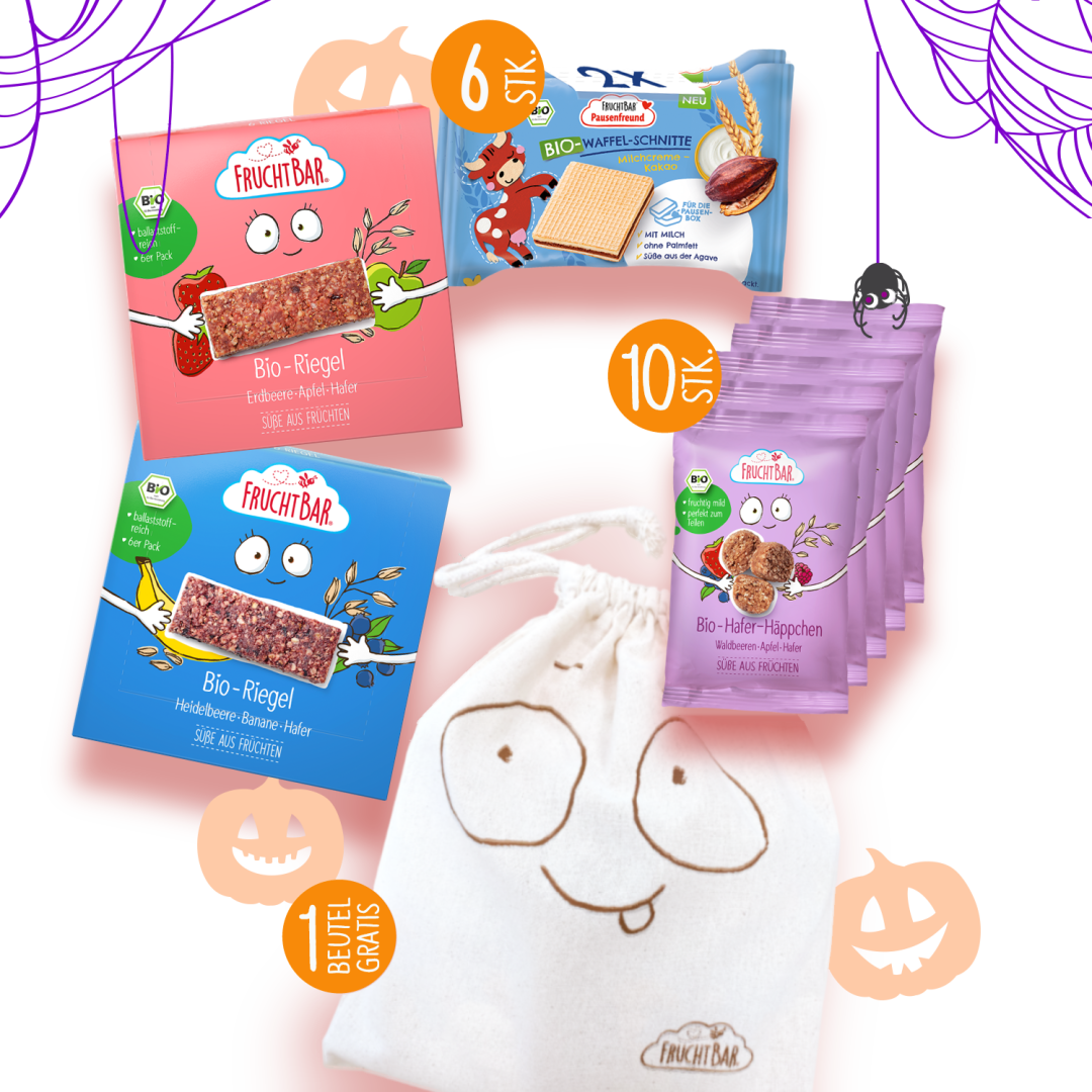 Halloween Set mit Snacks und Snackbeutel neben lila Spinnenweben und Kürbissen