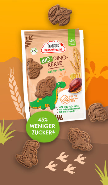 Die neuen Bio Dino Kekse mit Kakao und Dinkel vor einer vulkanischen Landschaft in orange und braun. Grüne Bubble mit Text: 45% weniger Zucker als herkömmliche Kakao-Kekse.