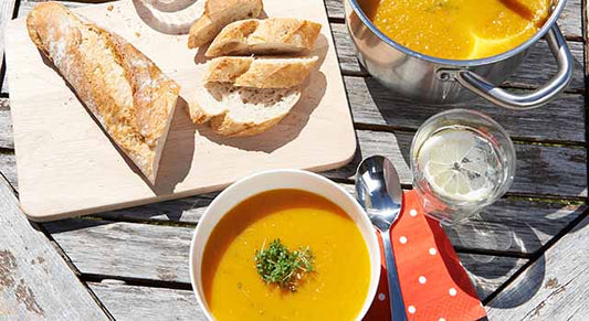 Karottensuppe mit mildem Apfel & Kresse