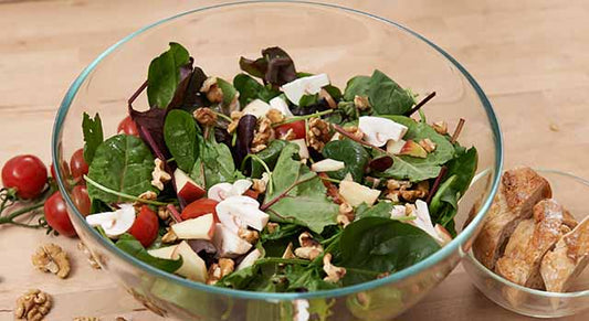 Wildkräuter-Salat mit Äpfeln