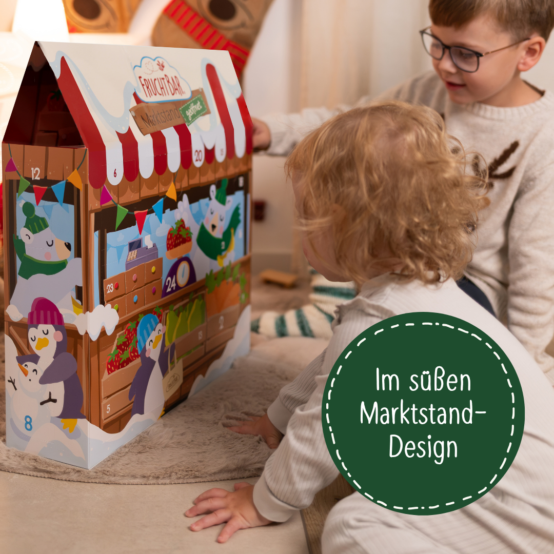 Mädchen und Junge spielen mit dem Adventskalender. Dunkelgrüne Bubble mit Text: In süßem Marktstand-Design.