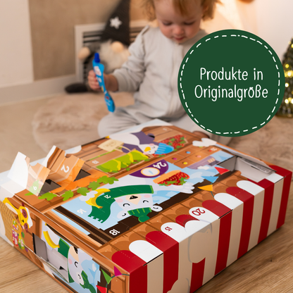 Mädchen spielt mit dem Adventskalender. Dunkelgrüne Bubble mit Text: Produkte in Originalgröße.
