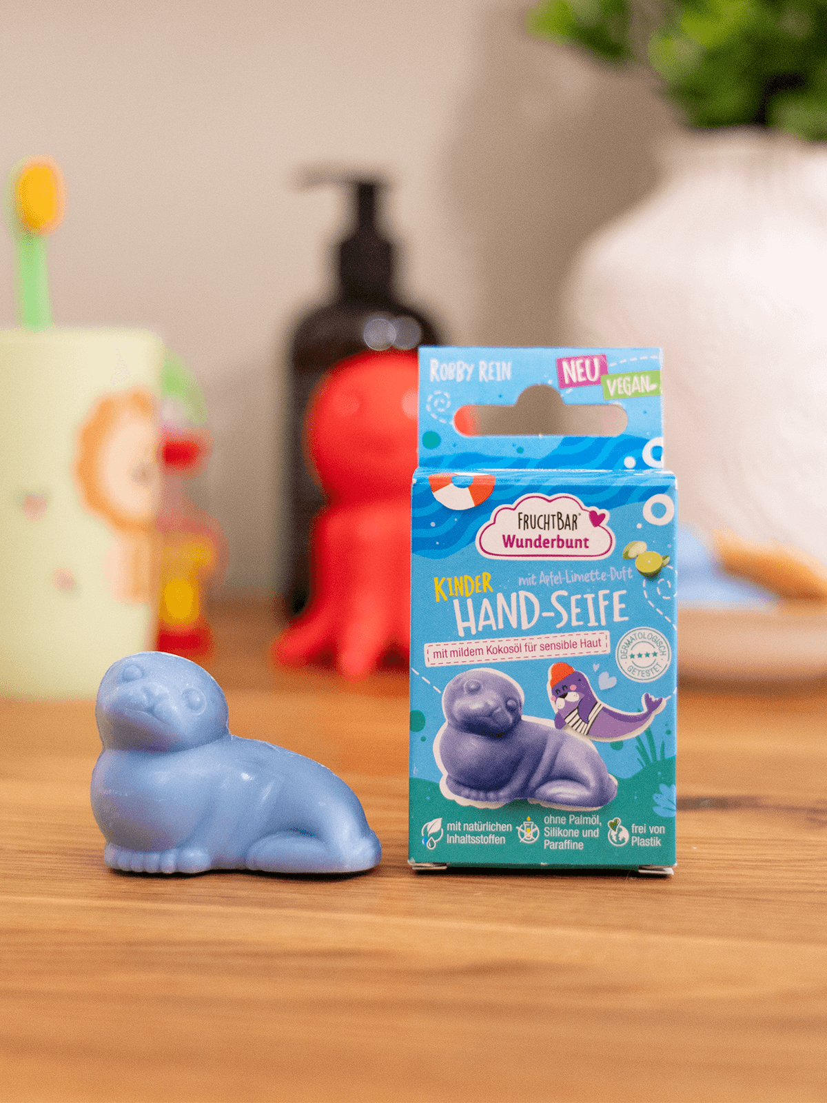 Feste Hand-Seife Robby Rein neben der Verpackung im Badezimmer