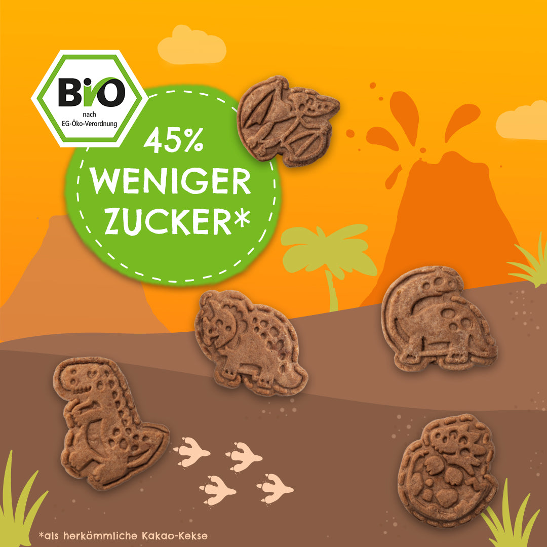 Der Text "45% weniger Zucker als herkömmliche Kakao Kekse!" ist in einer grünen Bubble vor einem Hintergrund mit Vulkanen und Dino-Keksen. Außerdem ist das Bio Logo zu sehen.