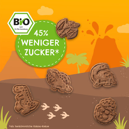 Der Text "45% weniger Zucker als herkömmliche Kakao Kekse!" ist in einer grünen Bubble vor einem Hintergrund mit Vulkanen und Dino-Keksen. Außerdem ist das Bio Logo zu sehen.