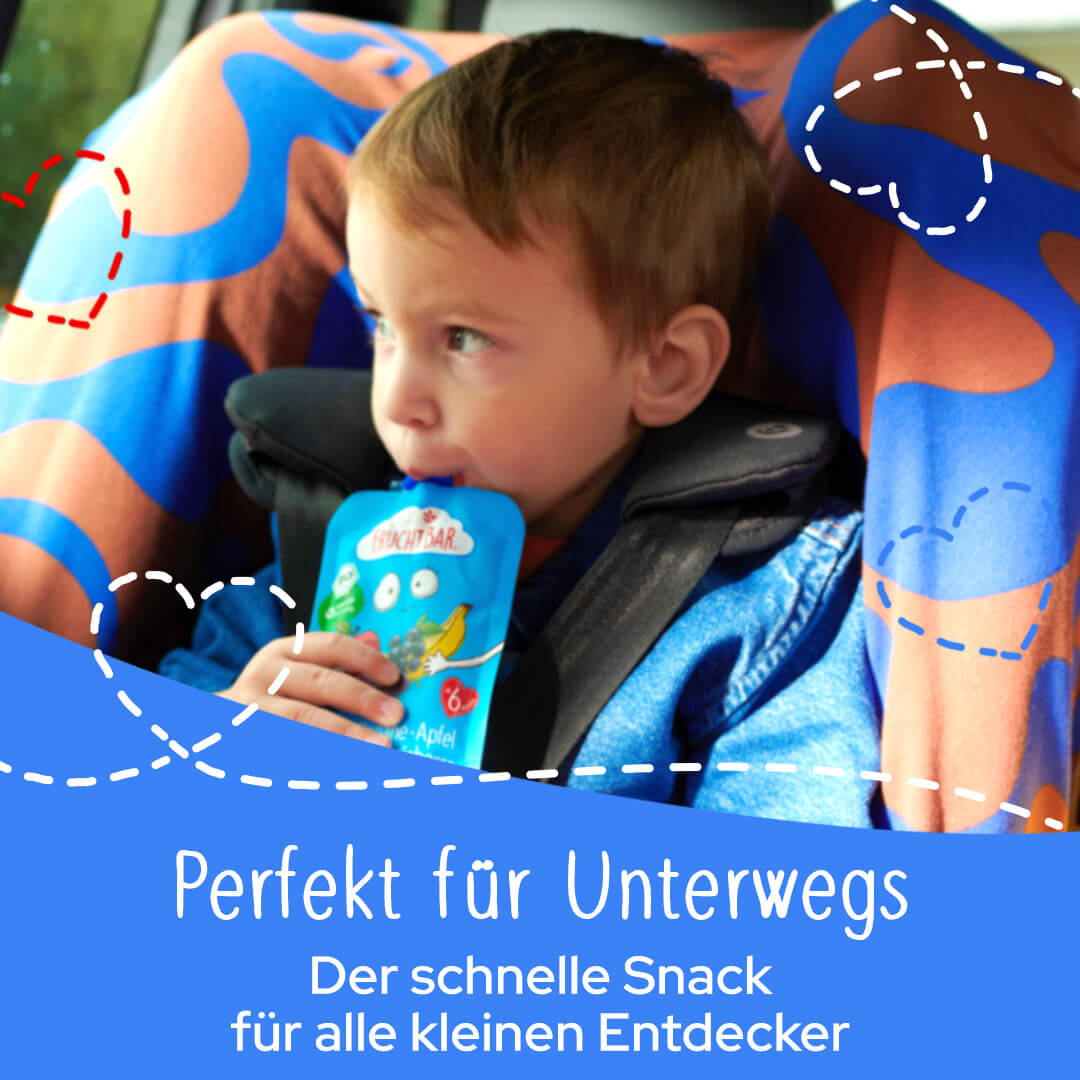 Kind im Autositz isst einen Quetschie, darunter der Text: Perfekt für unterwegs. Der schnelle Snack für alle kleinen Entdecker.