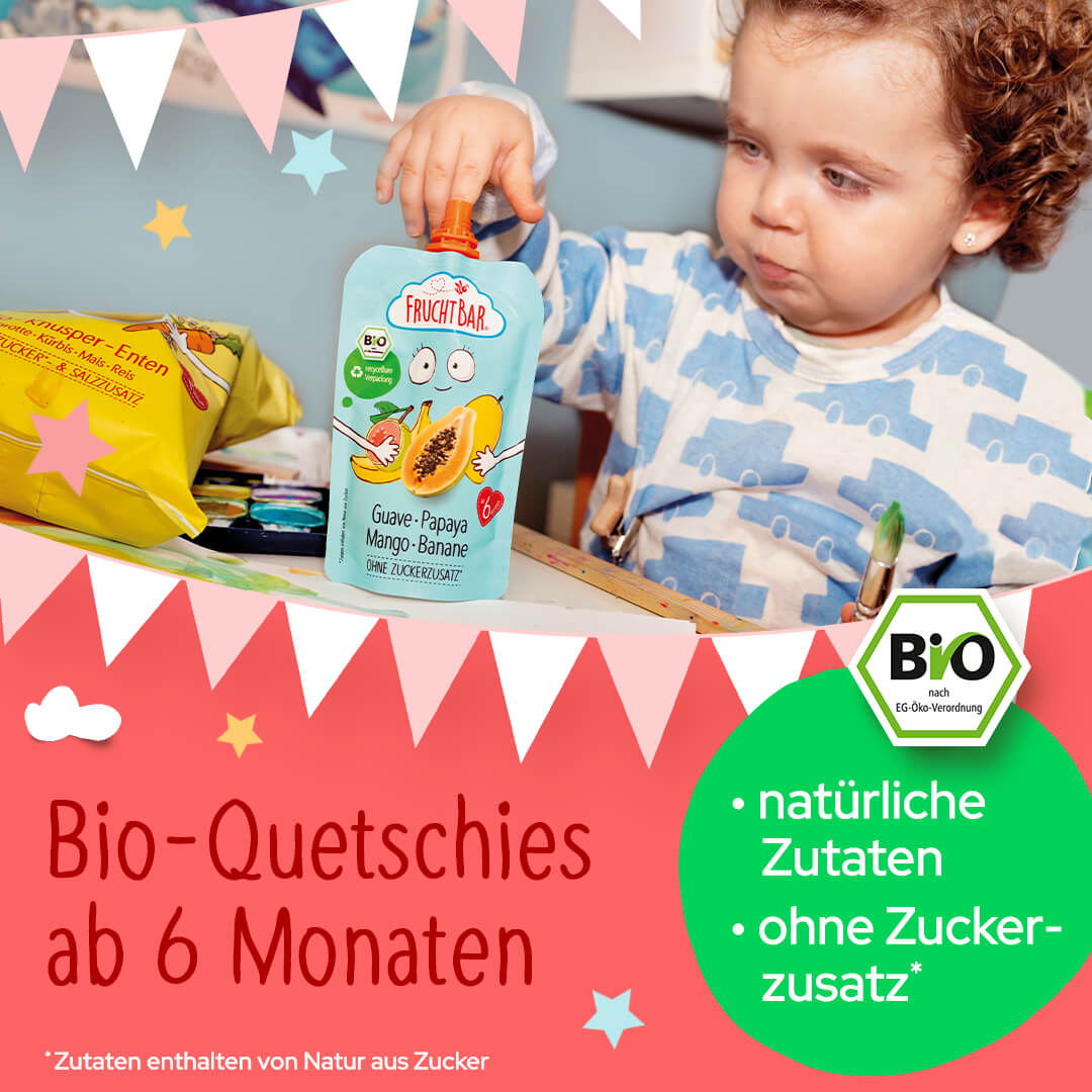 Kind spielt mit Quetschie am Esstisch. Darunter der Text: Bio-Quetschies ab 6 Monaten. In einer grünen Bubble der Text: Natürliche Zutaten und ohne Zuckerzusatz*. *Zutaten enthalten von Natur aus Zucke.