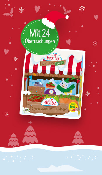 FruchtBar Adventskalender auf dunkelrotem Hintergrund und Schnee auf dem Boden. Schneeflocken, Tannenbäume und Mistelzweige sind im Hintergrund. Grüne Bubble mit Text: Mit 24 Überraschungen.