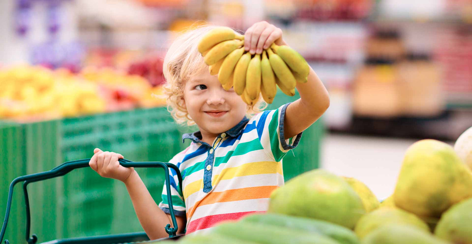 Kind hält Bananen hoch