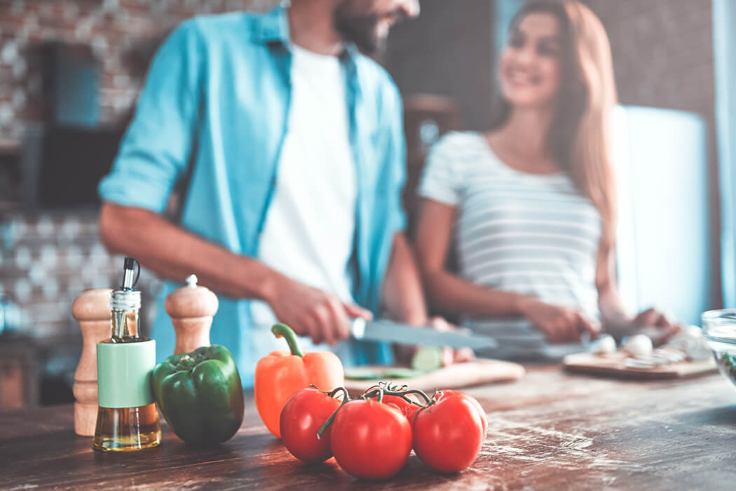 Paar kocht zusammen