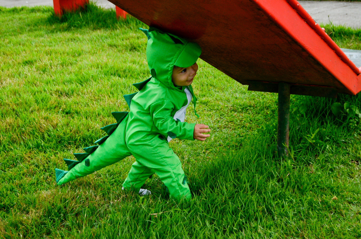 Foto von einem Kind in einem Dino-Kostüm 