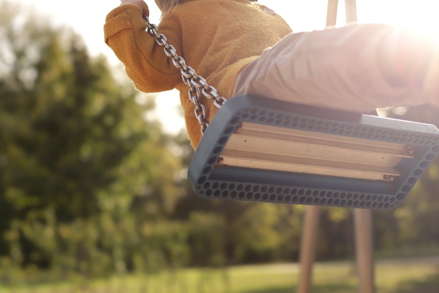 Kinder schaukeln auf dem Spielplatz