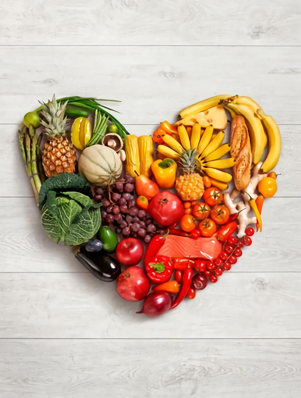 Obst und Gemüse in Herzform drapiert