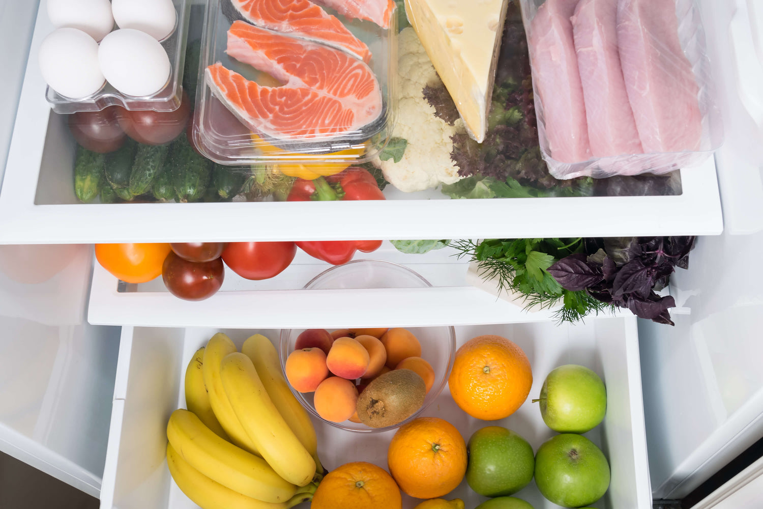 Gefüllter Kühlschrank mit Obst und Gemüse