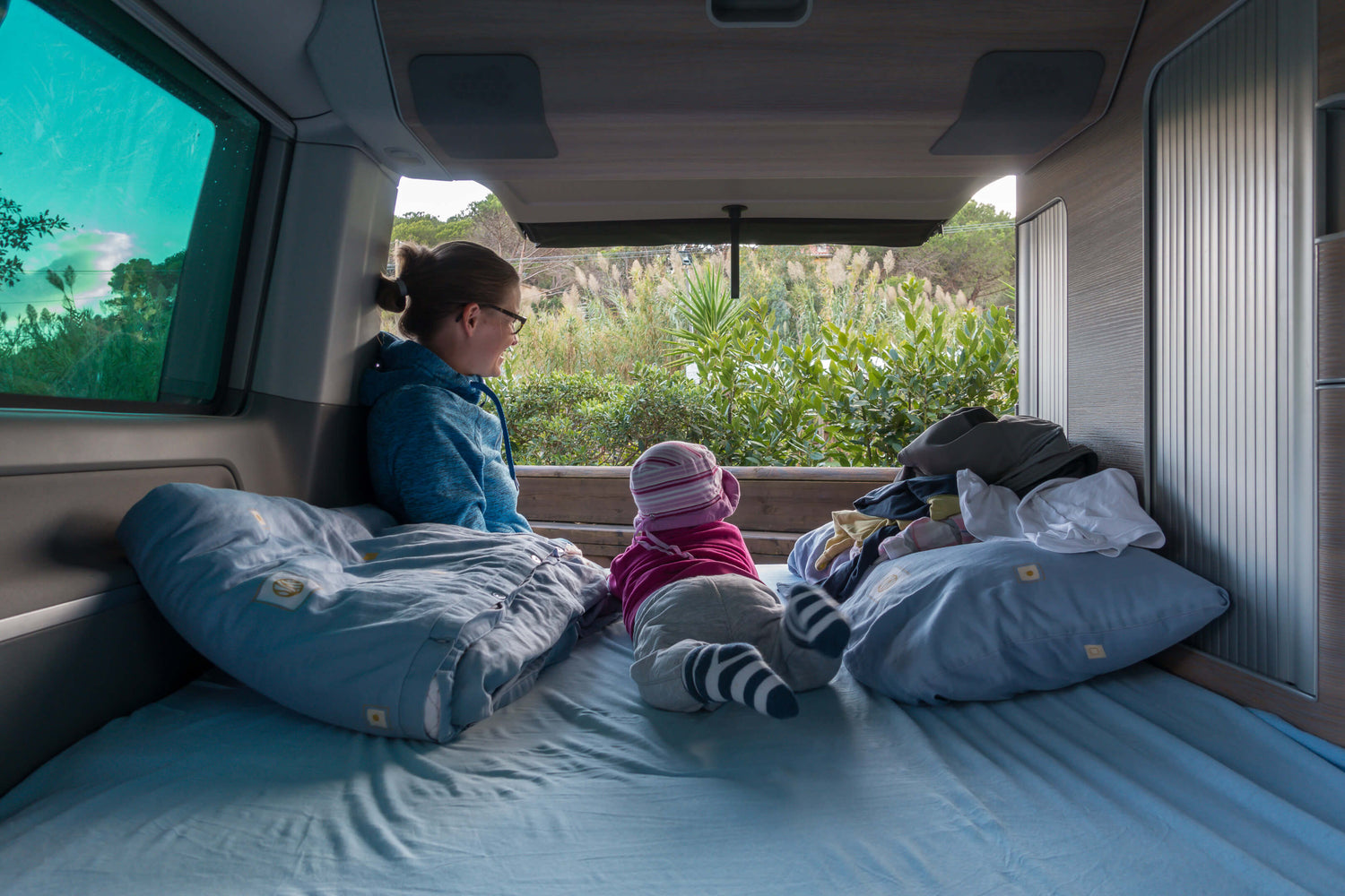 Mutter und Kleinkind im Camper