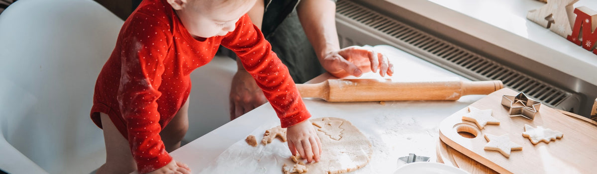 Baby hilft beim Plätzchen Backen