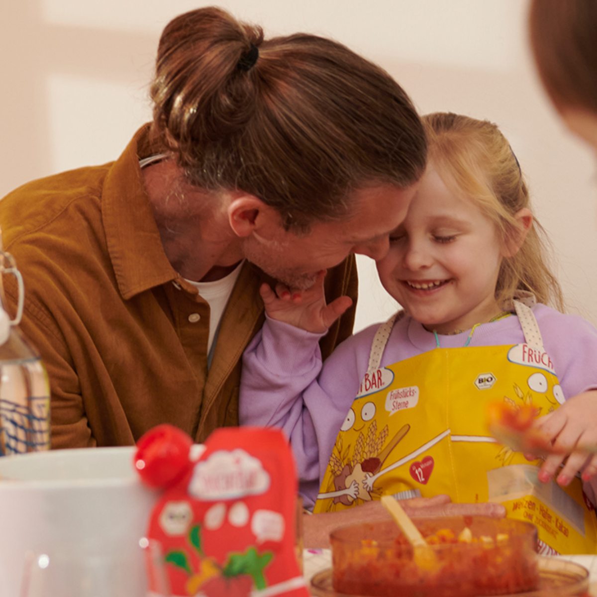 Vater redet mit seiner Tochter beim Essen.