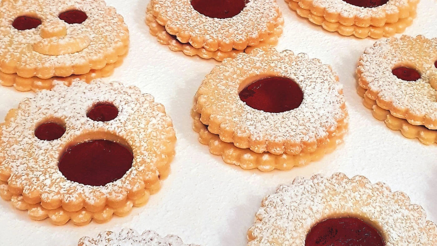 Selbstgebackene Spitzbuben mit Puderzucker bestäubt
