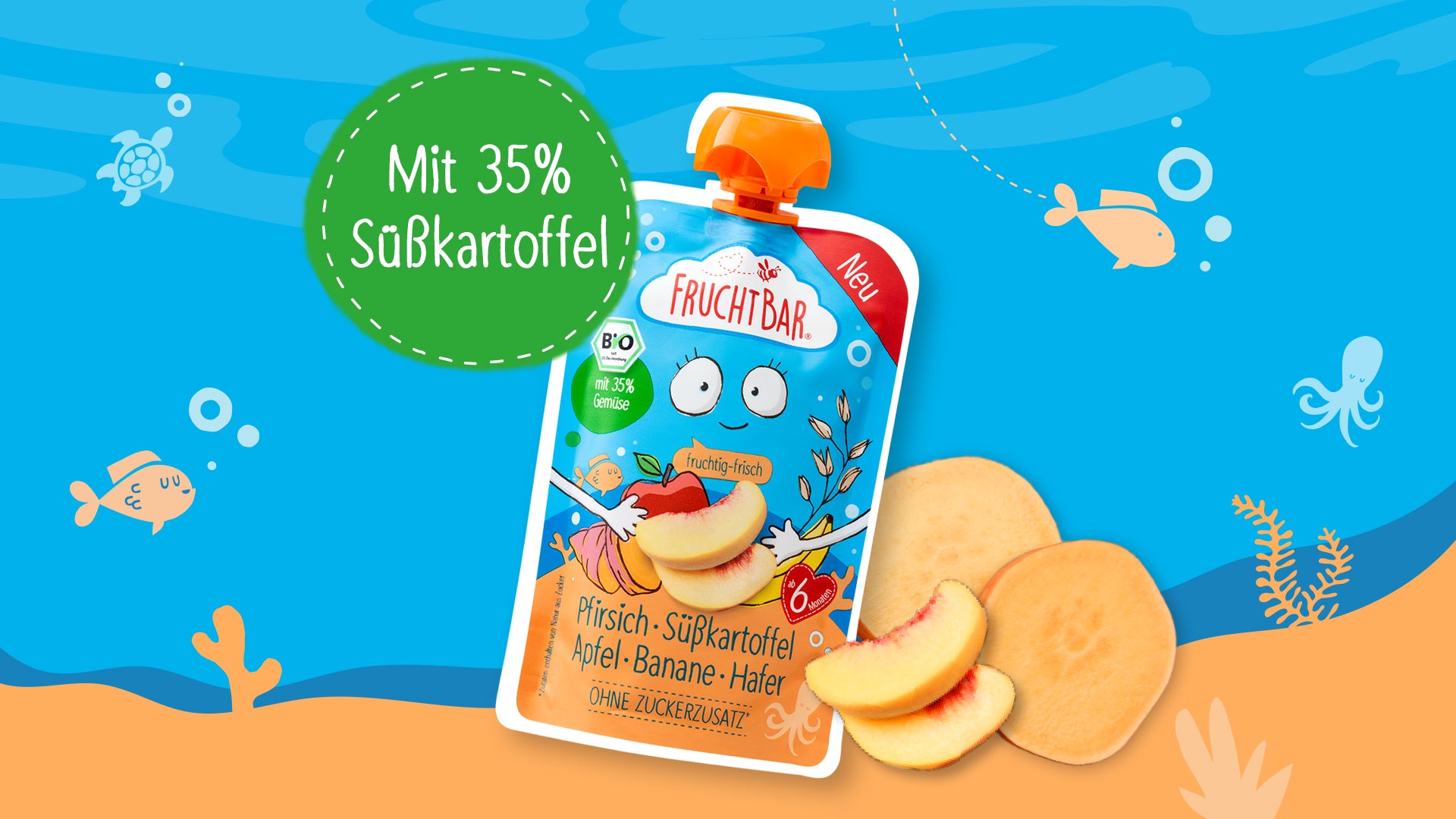 Bio Quetschie "Unterwasserwelt" neben Pfirsich und Süßkartoffel auf einem blauen Hintergrund mit Meeresbewohnern. Grüne Bubble mit Text "Mit 35% Süßkartoffel".