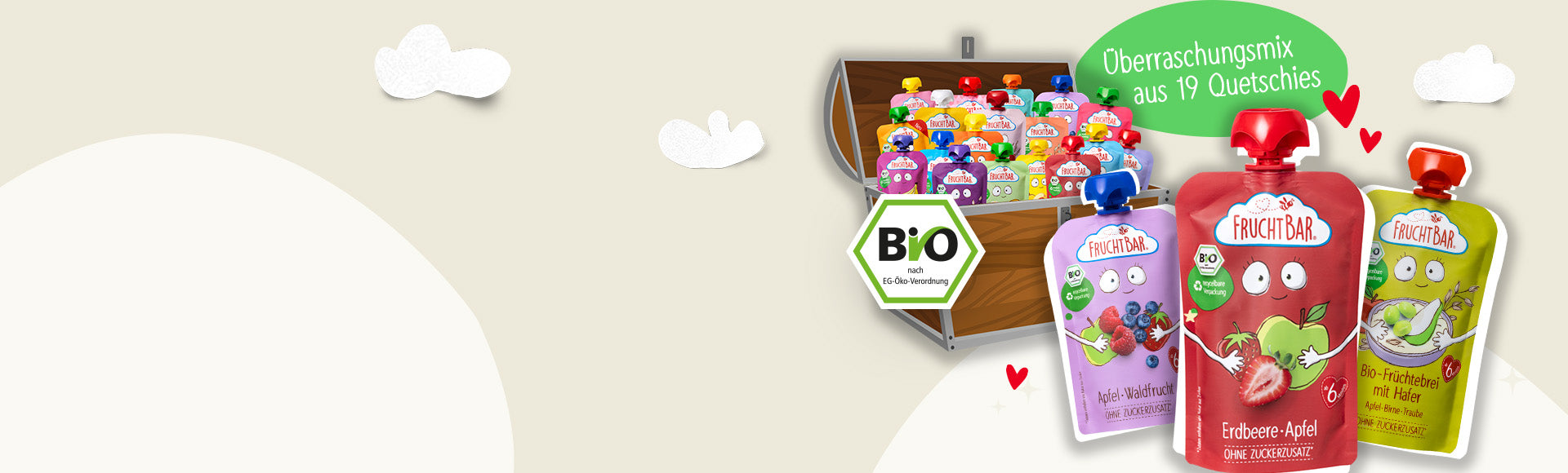 FruchtBar Vorteilspaket "Schatzkiste" mit 19 verschiedenen Bio Quetschies vor einem beigen Hintergrund